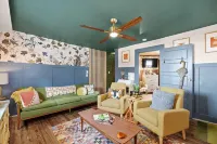 The Glass Garden - 60s/70s Retro-Themed Apartment