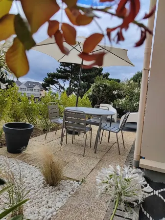 Le 3 appartement jardin privé bord de mer 100m de la plage et de la thalasso Отели в г. Конкарно