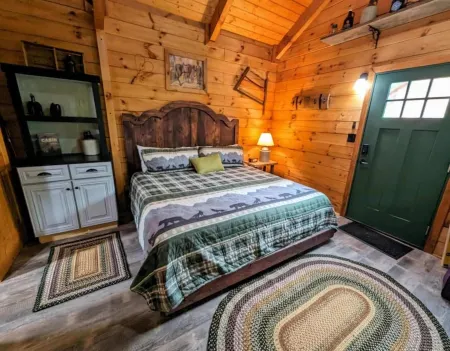 "Moonshine Mansion" Cozy tiny cabin in peaceful Fancy Gap. Отели в г. Пайпер Гэп