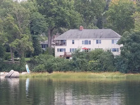 5 Bdrm BEACHFRONT 30% off >7days Quiet Safe Centre Island Sunsets Отели рядом с достопримечательностью «Плантинг Филдс Арборетум»