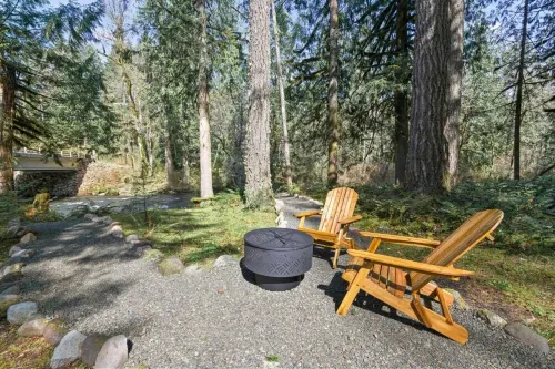 Unforgettable Riverside Experience, Hot Tub, Fire-Pit. 1 Mile to Golf.