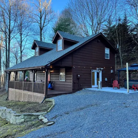 Stylish Cataloochee Mtn Cabin with a hot tub.
