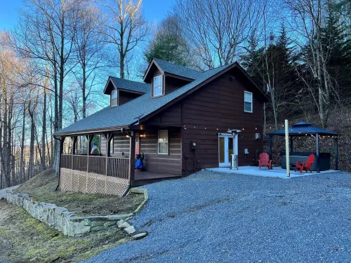 Stylish Cataloochee Mtn Cabin with a hot tub.