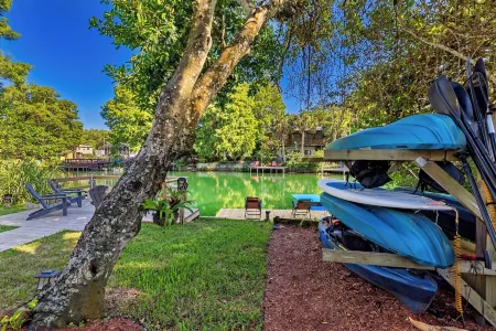 Weeki Wachee Waterfront-A Frame Stream Dream Cabin Отели рядом с достопримечательностью «Уики Уэши Спринг»