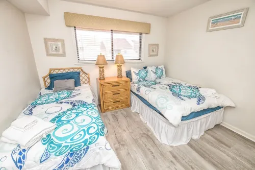 Top floor oceanfront condo in sand pebbles, pool