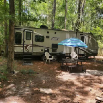 Tiny house (studio) and camper in campsite, accommodates 6 people total!