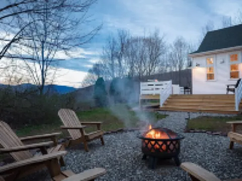 Roxbury Private 3Br w/ Fire-Pit, Sweeping Mt Views- 5 Wooded Acres. Near Skiing! Hotels in Roxbury