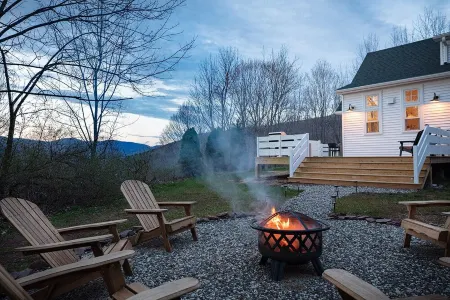 Roxbury Private 3Br w/ Fire-Pit, Sweeping Mt Views- 5 Wooded Acres. Near Skiing!