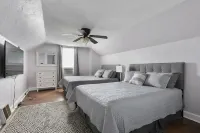 Cheerful 4 Bedroom House Hotels in Belleville