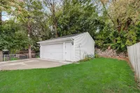 Modern 3 BR Minutes to WI Statefair, MKE Zoo, Brewers, & Hospital Hotels in West Allis