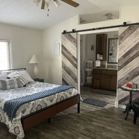 Serene & comfortable Southwestern home in Dalhart for you and your pets…