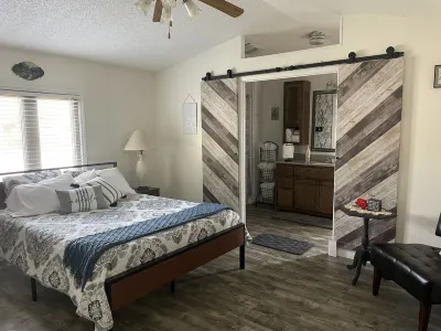 Serene & comfortable Southwestern home in Dalhart for you and your pets…
