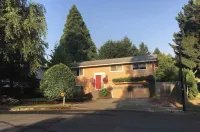 Mid Term Rental West Linn Relaxing Home Walk to Restaurants & Shop Fncd Yard Pet