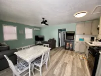 Quaint cottage a short walk from the GTOL strip! Hotels in Geneva-on-the-Lake