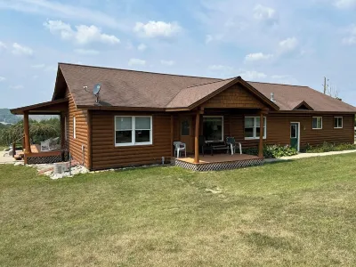 Cozy cabin. Boyne Falls, MI. Pet friendly. Sleeps 10. Full amenities. Views.