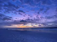 Charming 3-bedroom house with WiFi and AC a short drive from the beach!