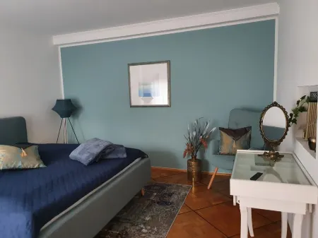 Tasteful and high-quality vacation apartment with large terrace and pool Отели в г. Ортенберг