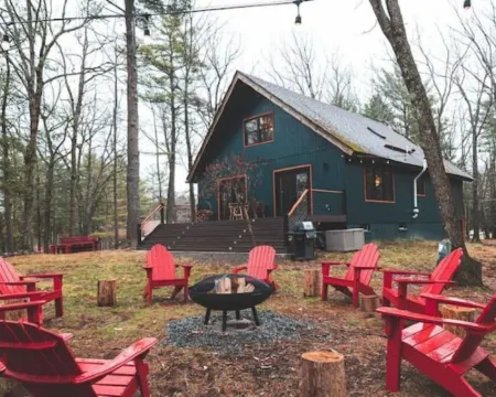 Modern Chalet with Hot Tub & Fire Pit at Lake Wallenpaupack 帕爾邁拉酒店