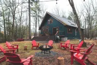 Modern Chalet with Hot Tub & Fire Pit at Lake Wallenpaupack