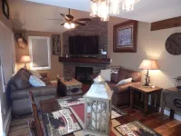 Beautiful Rustic Townhome - Lodge Theme