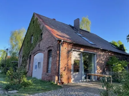 Vacation apartment in Ribbeck opposite the pear tree and church Отели в г. Хафельланд