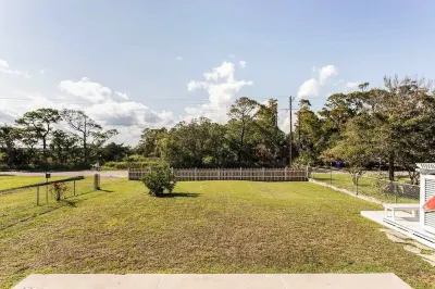 The Cosmic Folly Space Ranch Lighthouse Inlet Heritage Preserve附近的飯店