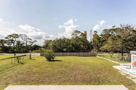 The Cosmic Folly Space Ranch Отели рядом с достопримечательностью «Спортивная площадка Уэйв Уотч»