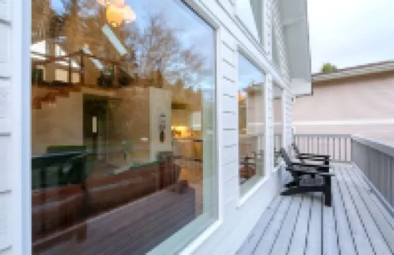 Charming Chalet. Fire Pit. Dogs Welcome. Just a Half-Mile Stroll to the Beach!