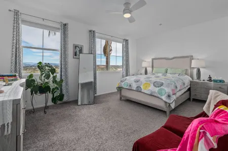 Beautiful townhouse in Carlsbad less then 10 min away from the beach