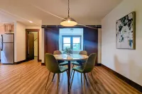 Newberg Wine Country Suites: Gris Room Hotels in Newberg