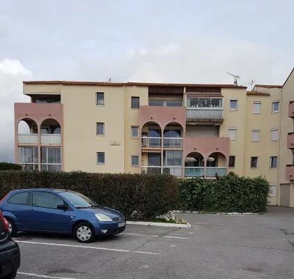 Nice studio view port. Beach and sea at 50 meters.