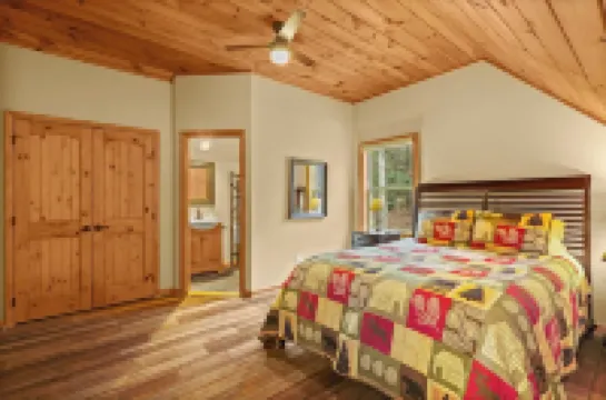 Cozy Kid&pet friendly renov. Cabin w. Hi Spd. WIFI, TV, Hot Tub, Grill, firepl.