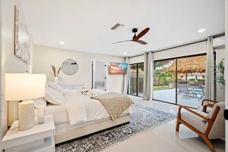 Waterfront Oasis w/ Pool, Minigolf & TikiHut! Perfect for Families