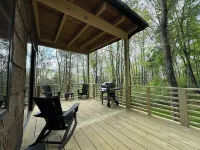 The Bird House - Brand New, 3.5 Miles from VT, Privacy, Tile Shower, King Bed.