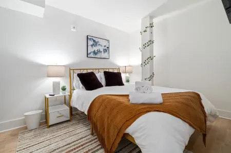 Stylish DT Apartment Loft l Rooftop+Parking+Gym! Sleeps 4