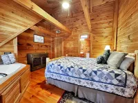 Stay at the Bear and Visit Callaway's Fantasy in Lights - Fiber Wifi!