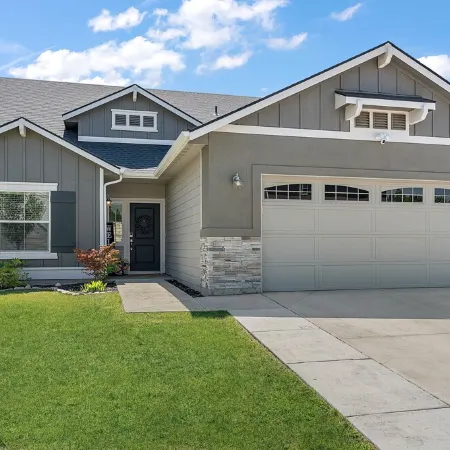 Comfy “Idahome” just minutes from downtown Eagle. A perfect 3BR family gem!