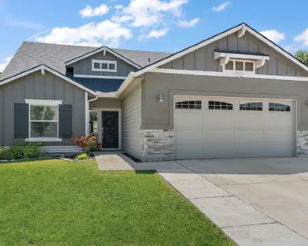Comfy “Idahome” just minutes from downtown Eagle. A perfect 3BR family gem! Hotels in Eagle