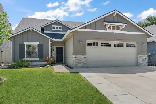 Comfy “Idahome” just minutes from downtown Eagle. A perfect 3BR family gem!