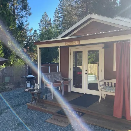 Ulee’s Gold: Cozy Cottage + Loft + Pet-Friendly