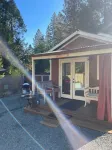 Ulee’s Gold: Cozy Cottage + Loft + Pet-Friendly