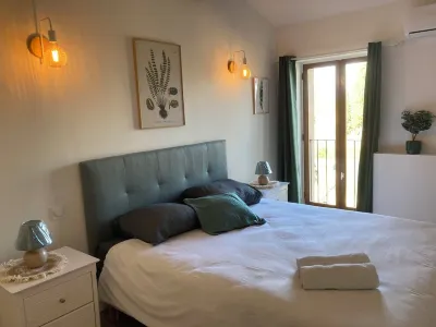 Maison Indépendante, Canal du Midi, Piscine
