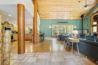 4000sqft, 1-acre Custom Cabin Retreat w Game Room, Hot Tub & Sauna @Mt Hood