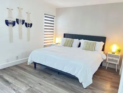 Amazing bohemian house with a pool in a very nice neighborhood Hotel in zona Royal Plaza Shopping and Office Complex