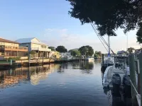 Relaxing retreat on the water-10 minutes to Gulf and Springs!