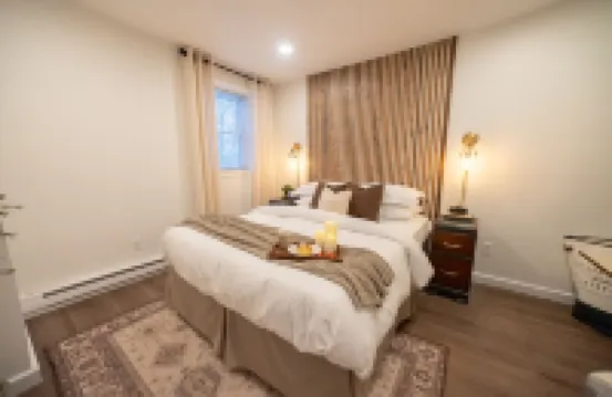 Vintage Vogue: Your Stylish Suite with Wi-Fi, Netflix, and Parking!