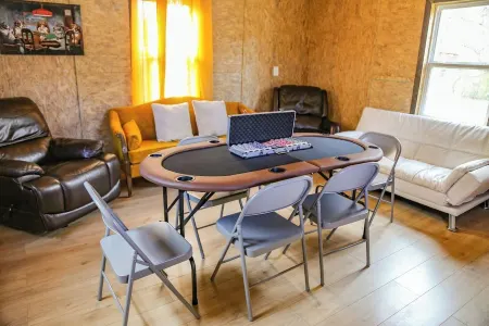 Granny’s House-A Groovy Getaway with Poker Shed! Walk to Walker Disc Golf Park!