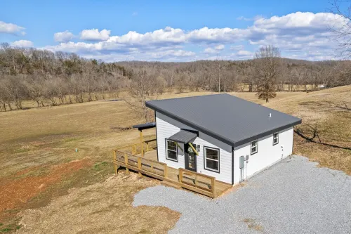 War Eagle Creek Retreat- Cabin on the Creek- Private but close to everything