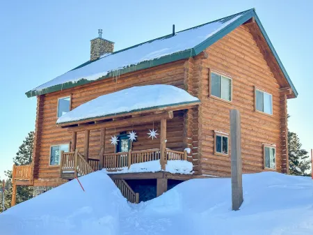 Woodland Views + Spacious Layout + Gameroom // Sleeps 12 in Beds