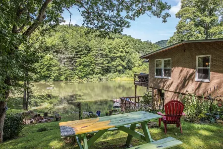 Lakeside Cove Private Lake Trout Fishing & Mountain Views